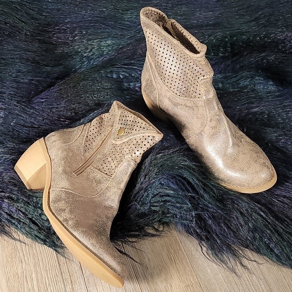 NWOB Ruff Hewn Silver finish Ankle Boot Sz 6